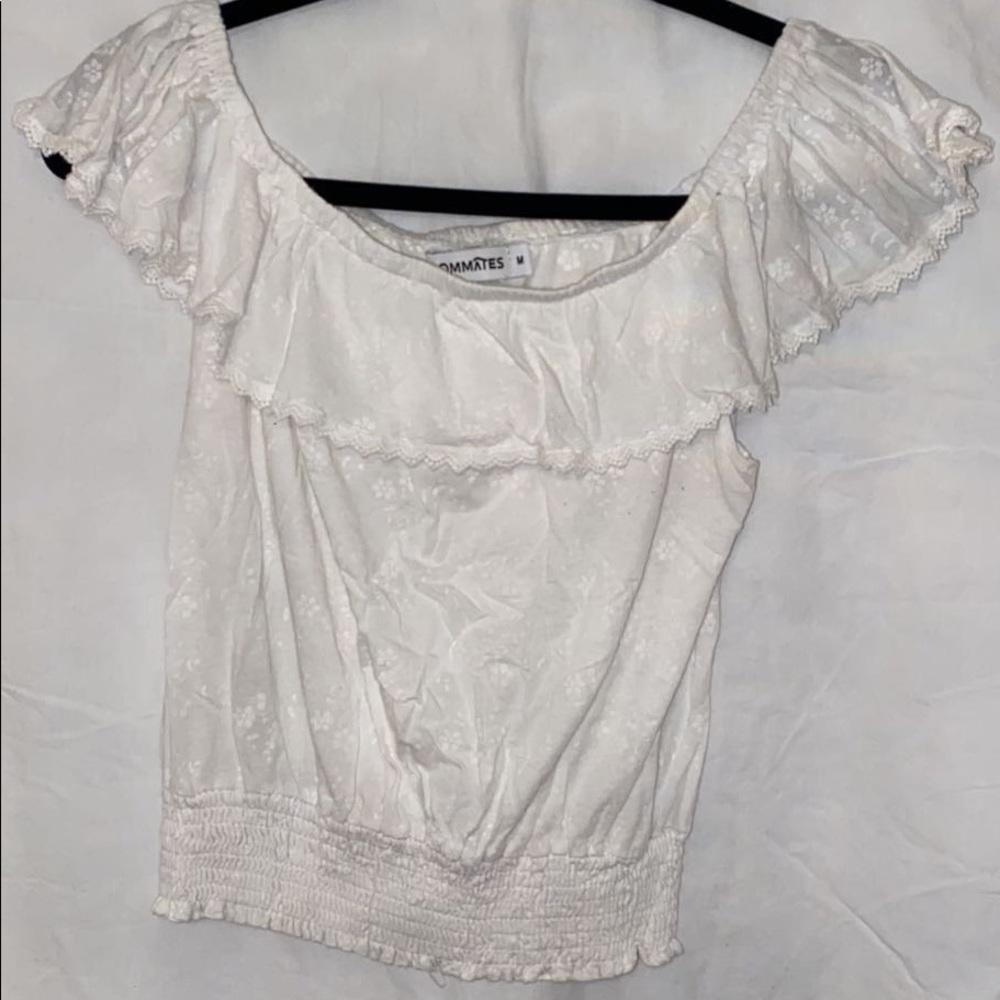 off the shoulder top w/t white flower embroidery